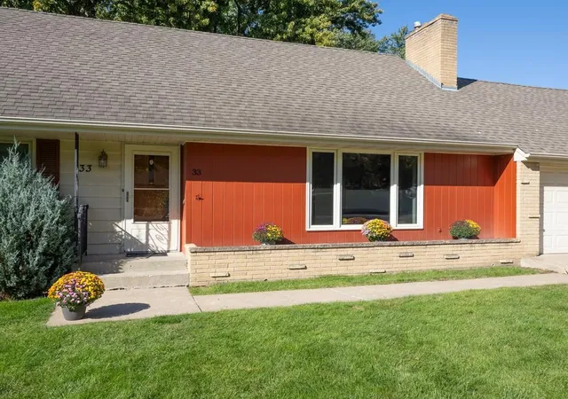 Photo 2 of Single family home for sale at 33 Hilltop Ln, Saint Paul, MN 55116 | MLS# 7156510 | Listing updated on 2026-10-20