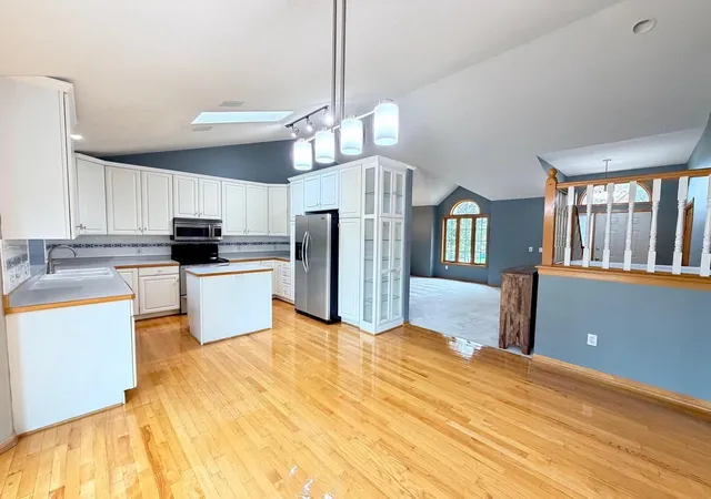 Photo 4 of Single family home for sale at 6585 Promontory Dr, Eden Prairie, MN 55346 | MLS# 7156520 | Listing updated on 2026-10-08