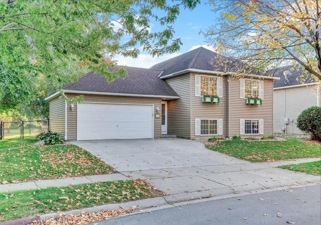 Photo 2 of Single family home for sale at 711 12th Street, Farmington, MN 55024 | MLS# 7156667 | Listing updated on 2026-10-08