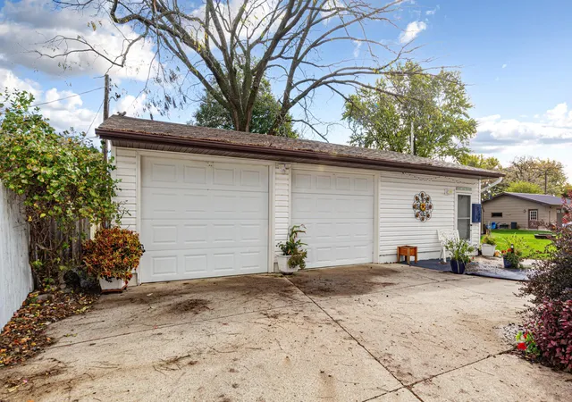 Photo 3 of Single family home for sale at 1147 S Grove Ave, Owatonna, MN 55060 | MLS# 7156679 | Listing updated on 2026-10-22