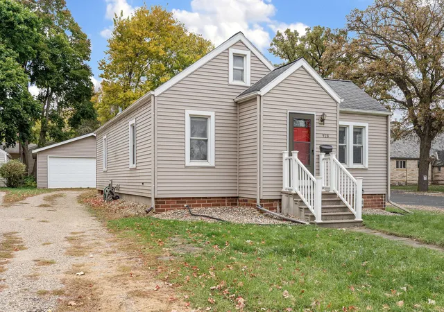 Photo 1 of Single family home for sale at 928 Bridge Ave, Albert Lea, MN 56007 | MLS# 7156700 | Listing updated on 2026-10-23