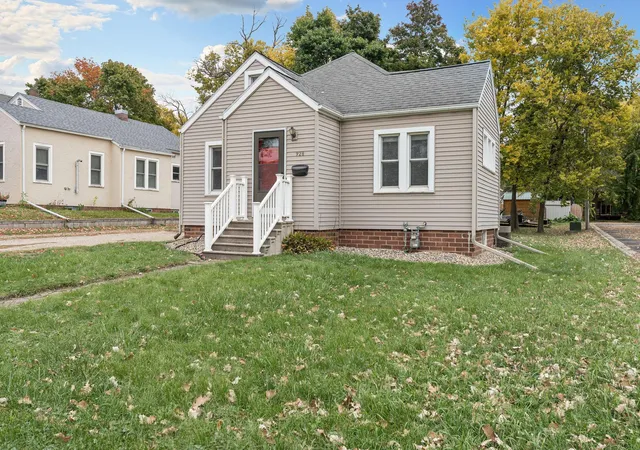 Photo 2 of Single family home for sale at 928 Bridge Ave, Albert Lea, MN 56007 | MLS# 7156700 | Listing updated on 2026-10-23