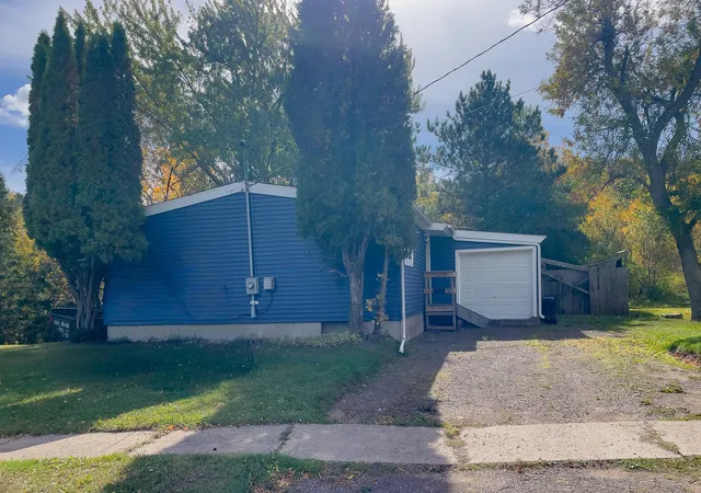 Photo 3 of Single family home for sale at 37 Bell Cir, Silver Bay, MN 55614 | MLS# 7156772 | Listing updated on 2026-10-10