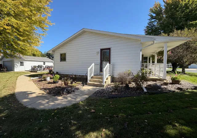 Photo 3 of Single family home for sale at 501 Brins Ct SE, Stewartville, MN 55976 | MLS# 7156773 | Listing updated on 2026-10-09