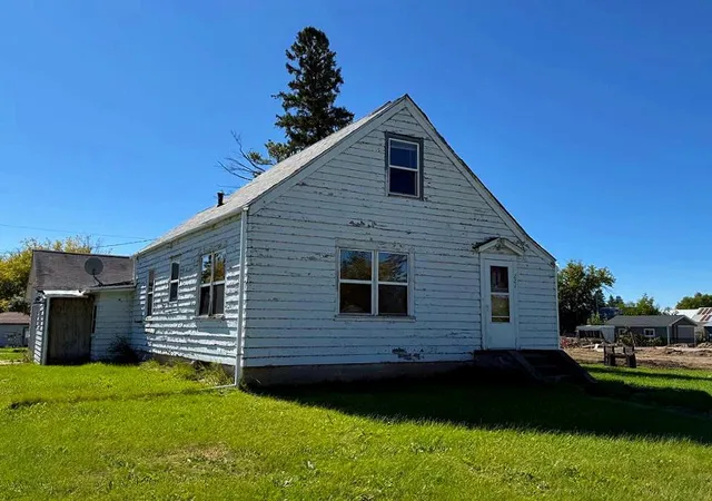 Photo 3 of Single family home for sale at 221 Minnesota Ave E, Sebeka, MN 56477 | MLS# 7156870 | Listing updated on 2026-10-09