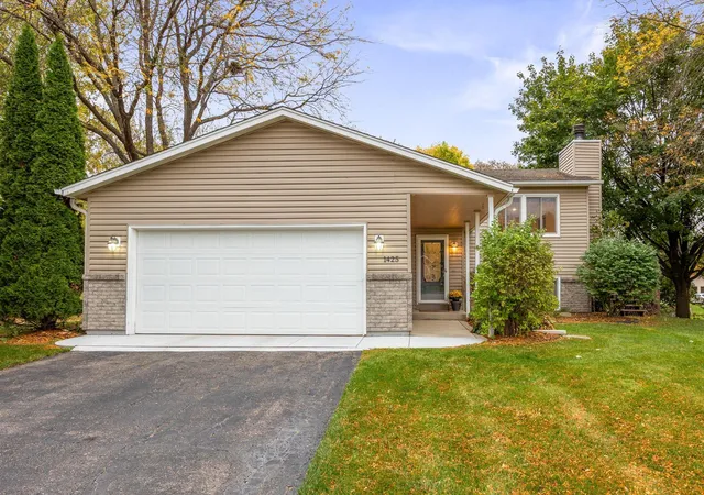 Photo 2 of Single family home for sale at 1425 Meadow Ct, Chaska, MN 55318 | MLS# 7156873 | Listing updated on 2026-10-20