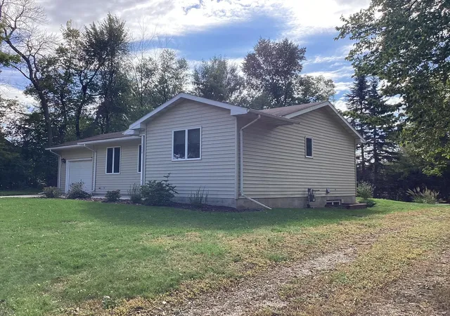 Photo 3 of Single family home for sale at 1113 Shore Acres Dr, Albert Lea, MN 56007 | MLS# 7156874 | Listing updated on 2026-10-08