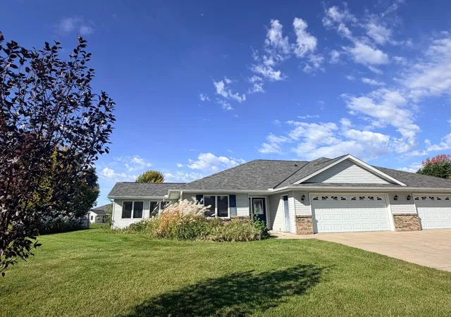 Photo 2 of Single family home for sale at 413 Cir View Dr, Dassel, MN 55325 | MLS# 7156894 | Listing updated on 2026-10-20