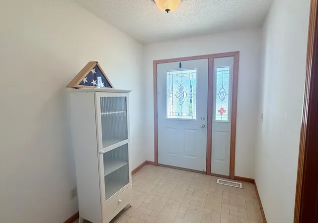Photo 4 of Single family home for sale at 413 Cir View Dr, Dassel, MN 55325 | MLS# 7156894 | Listing updated on 2026-10-20
