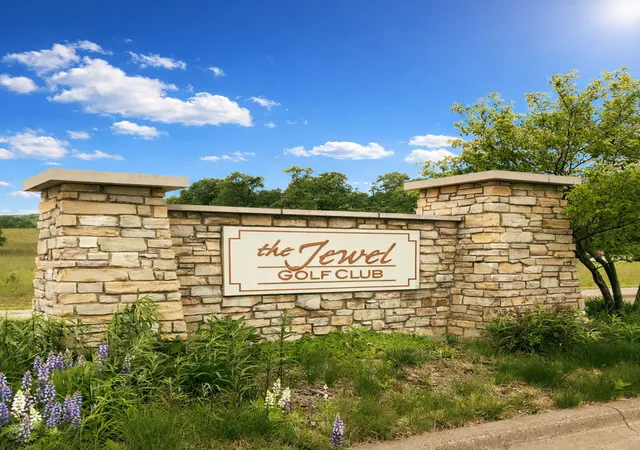 Photo 2 of Sale Pending at 525 Coral Dr, Lake City, MN 55041 | MLS# 7156902 | Listing updated on 2026-10-07