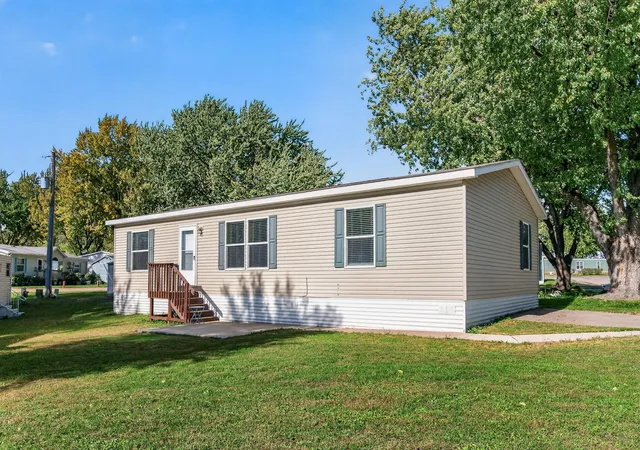 Photo 1 of Single family home for sale at 206 Burnsville Cir, Burnsville, MN 55306 | MLS# 7156905 | Listing updated on 2026-10-10