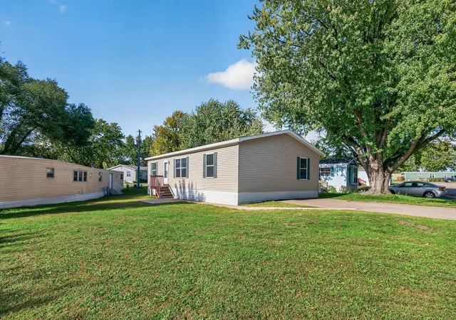 Photo 2 of Single family home for sale at 206 Burnsville Cir, Burnsville, MN 55306 | MLS# 7156905 | Listing updated on 2026-10-10