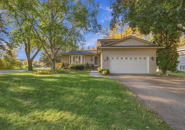 Photo 2 of Single family home for sale at 11115 Lanewood Cir, Eden Prairie, MN 55344 | MLS# 7156930 | Listing updated on 2026-10-20