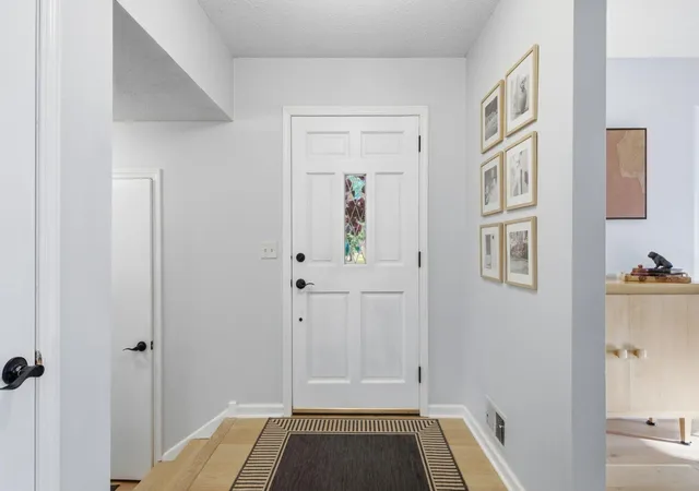 Photo 3 of Single family home for sale at 11115 Lanewood Cir, Eden Prairie, MN 55344 | MLS# 7156930 | Listing updated on 2026-10-20