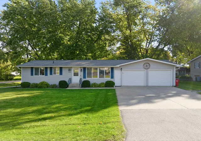 Single family home for sale at 520 Walnut St, Mantorville, MN 55955 | MLS# 7157032