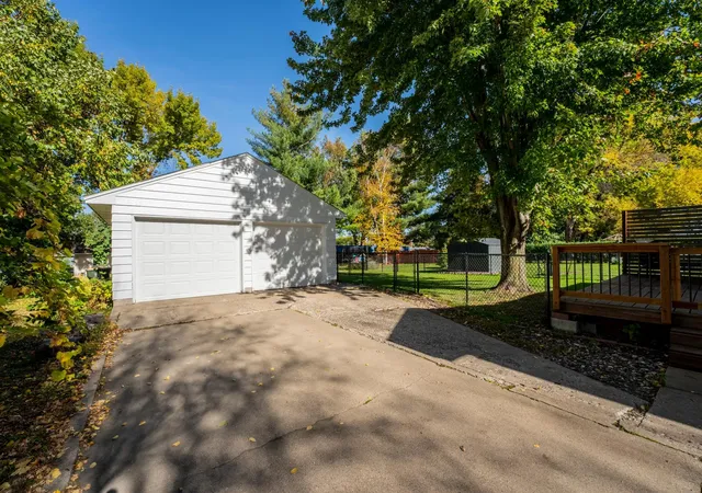 Photo 2 of Sale Pending at 727 Austin Dr, Saint Peter, MN 56082 | MLS# 7157035 | Listing updated on 2026-10-19