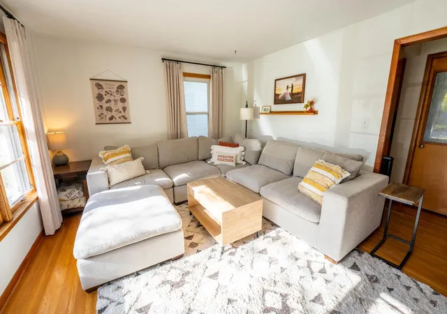 Photo 3 of Sale Pending at 727 Austin Dr, Saint Peter, MN 56082 | MLS# 7157035 | Listing updated on 2026-10-19