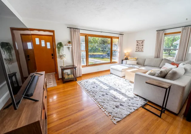 Photo 3 of Sale Pending at 727 Austin Dr, Saint Peter, MN 56082 | MLS# 7157035 | Listing updated on 2026-10-19