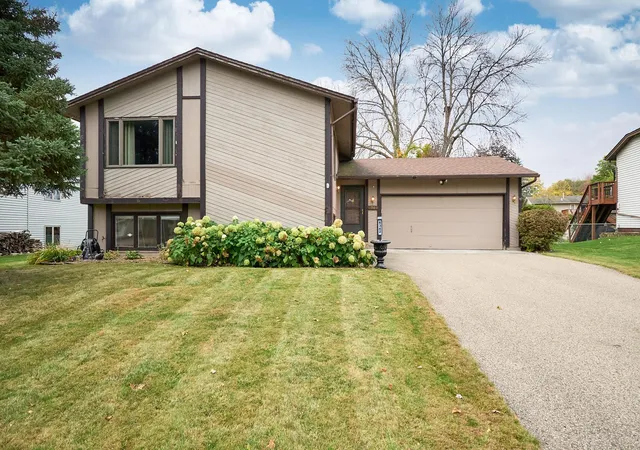 Photo 2 of Single family home for sale at 6342 Whispering Oaks Dr, Eden Prairie, MN 55346 | MLS# 7157121 | Listing updated on 2026-10-21