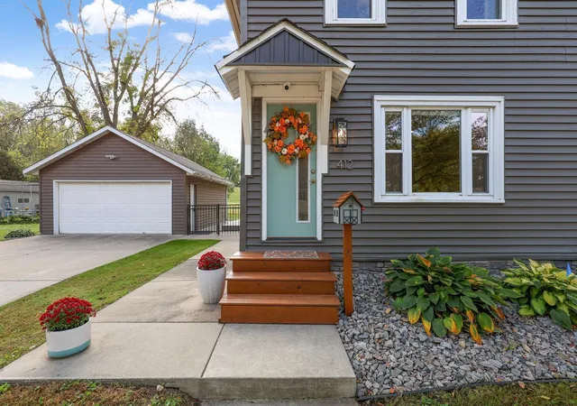 Photo 1 of Single family home for sale at 412 E 1st Street, Chaska, MN 55318 | MLS# 7157128 | Listing updated on 2026-10-10