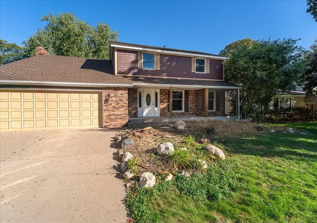 Photo 2 of Single family home for sale at 1331 Willow Cir, Saint Paul, MN 55113 | MLS# 7157137 | Listing updated on 2026-10-11