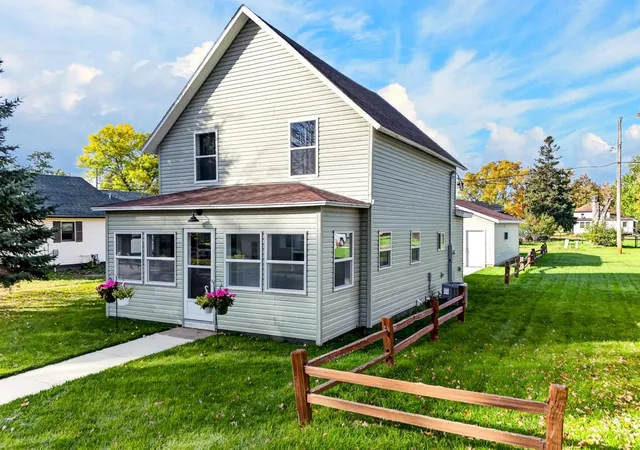 Photo 1 of Single family home for sale at 207 4th Street Ne, Crosby, MN 56441 | MLS# 7157198 | Listing updated on 2026-10-09