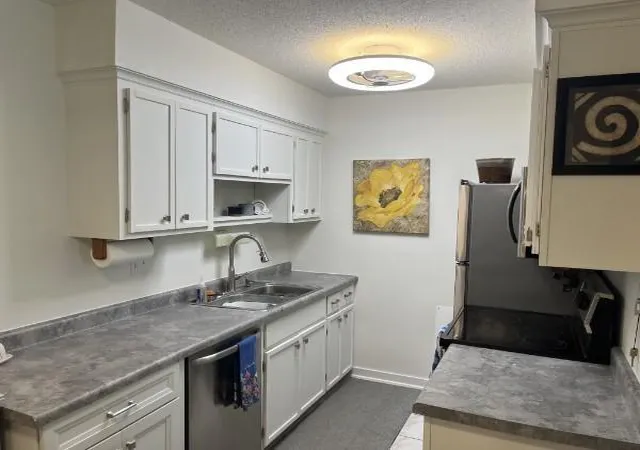 Listing Photo 4 - Condo for sale in building located at 2720 Dale St N, Roseville, MN 55113 - Unit #C113
