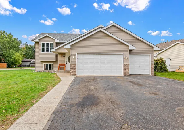 Photo 1 of Single family home for sale at 1601 Maple Ave, Buffalo, MN 55313 | MLS# 7157398 | Listing updated on 2026-10-09
