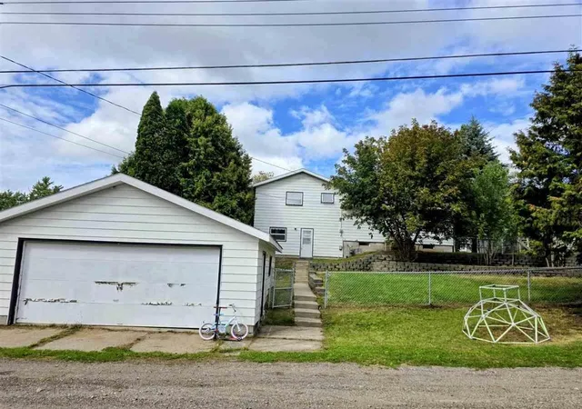 Photo 3 of Single family home for sale at 15 11th Street Nw, Chisholm, MN 55719 | MLS# 7157452 | Listing updated on 2026-10-09