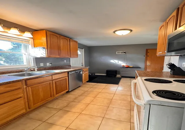 Photo 4 of Single family home for sale at 905 9th Avenue NW, Rochester, MN 55901 | MLS# 7157475 | Listing updated on 2026-10-19