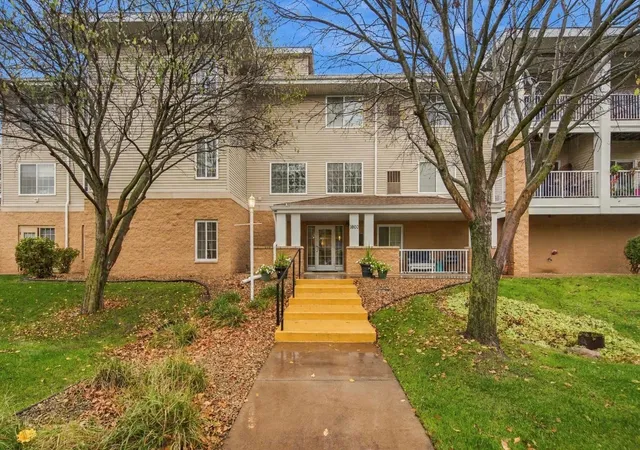 Photo 2 of Condo for sale at 1600 Arundel St #300, Saint Paul, MN 55117 | MLS# 7157516 | Listing updated on 2026-10-19