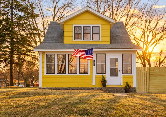 Photo 1 of Single family home for sale at 1621 Arcade St, Saint Paul, MN 55106 | MLS# 7157570 | Listing updated on 2026-10-29