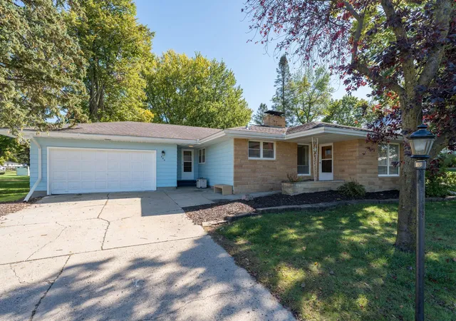 Photo 1 of Single family home for sale at 605 N Market St, Janesville, MN 56048 | MLS# 7157610 | Listing updated on 2026-10-09