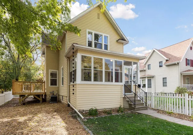 Photo 2 of Single family home for sale at 220 Winifred St W, Saint Paul, MN 55107 | MLS# 7157666 | Listing updated on 2026-10-27