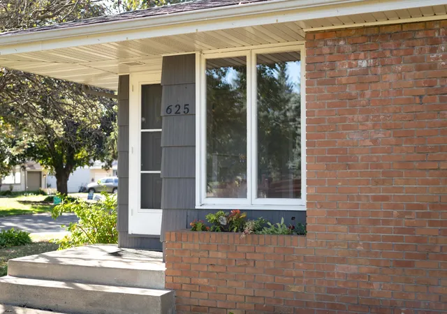 Photo 2 of Single family home for sale at 625 Rosswood Ln, Wayzata, MN 55391 | MLS# 7157718 | Listing updated on 2026-10-11