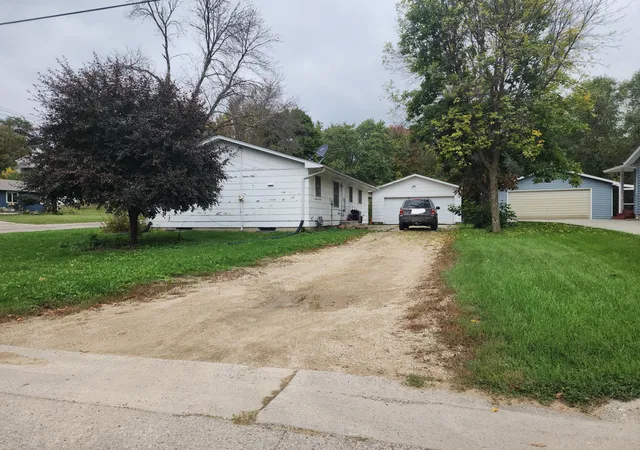 Photo 2 of Single family home for sale at 211 4th Avenue Sw, Pine Island, MN 55963 | MLS# 7157733 | Listing updated on 2026-10-17