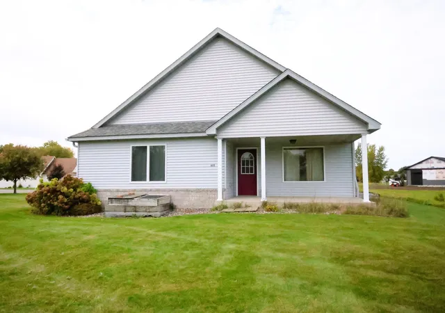 Photo 2 of Single family home for sale at 605 Cottonwood Ave, Litchfield, MN 55355 | MLS# 7157750 | Listing updated on 2026-10-23
