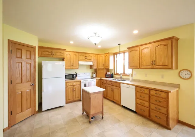 Photo 3 of Single family home for sale at 605 Cottonwood Ave, Litchfield, MN 55355 | MLS# 7157750 | Listing updated on 2026-10-23
