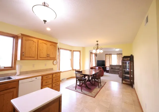 Photo 3 of Single family home for sale at 605 Cottonwood Ave, Litchfield, MN 55355 | MLS# 7157750 | Listing updated on 2026-10-23
