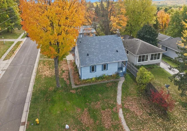 Photo 3 of Single family home for sale at 128 E Mankato St, Duluth, MN 55803 | MLS# 7157879 | Listing updated on 2026-10-09