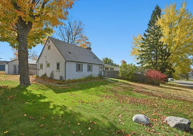 Photo 3 of Single family home for sale at 128 E Mankato St, Duluth, MN 55803 | MLS# 7157879 | Listing updated on 2026-10-10