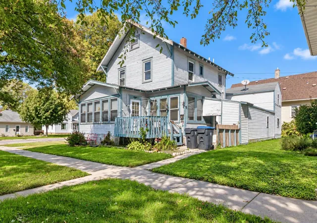 Single family home for sale at 703 N Broad St, Mankato, MN 56001 | MLS# 7157899