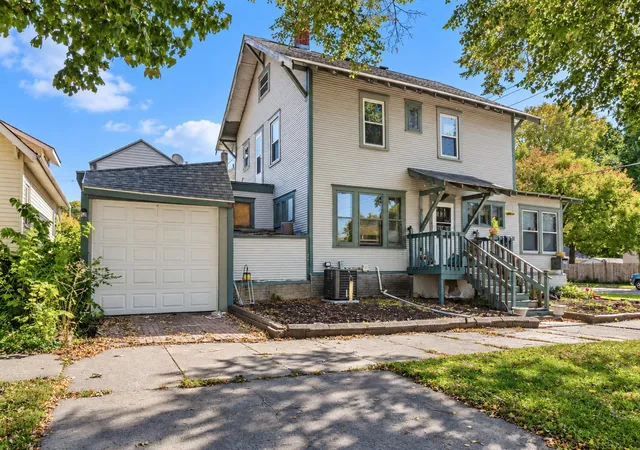 Photo 3 of Single family home for sale at 703 N Broad St, Mankato, MN 56001 | MLS# 7157899 | Listing updated on 2026-10-09