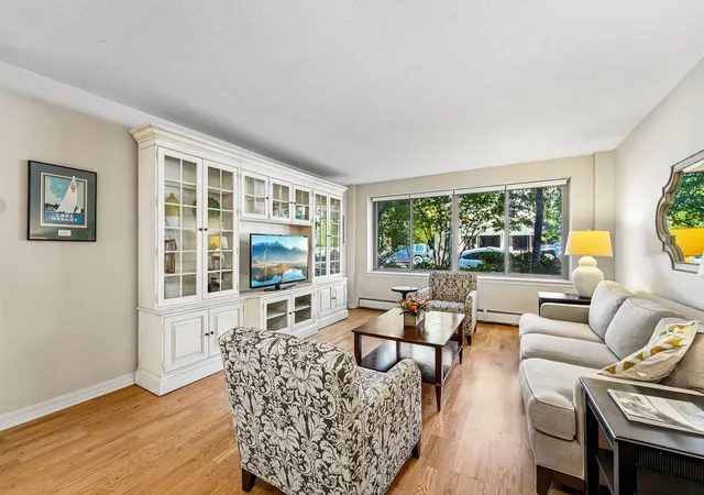 Photo 4 of Condo for sale at 2727 W 43rd Street #103, Minneapolis, MN 55410 | MLS# 7157934 | Listing updated on 2026-10-10