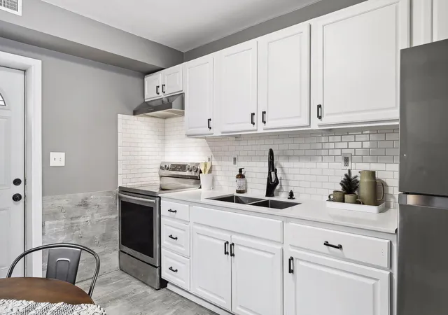 Listing Photo 5 - Condo for sale in building located at 439 Arlington Ave E, Saint Paul, MN 55130