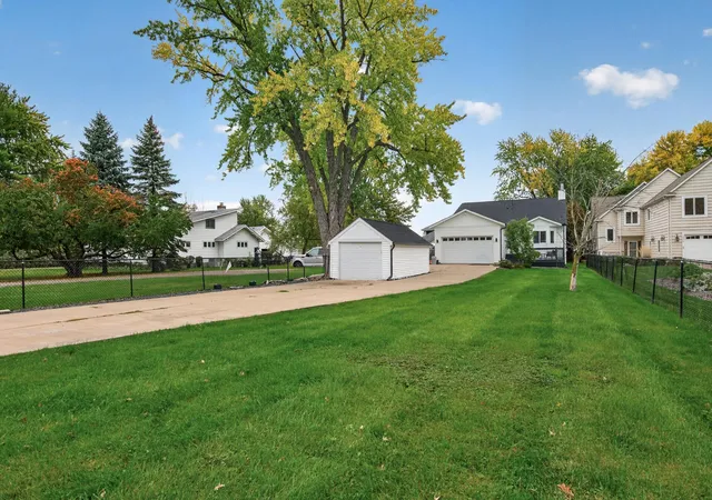 Photo 3 of Single family home for sale at 1055 N Shore Dr, Forest Lake, MN 55025 | MLS# 7157946 | Listing updated on 2026-10-09