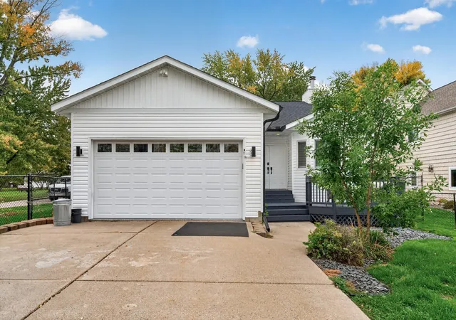 Photo 3 of Single family home for sale at 1055 N Shore Dr, Forest Lake, MN 55025 | MLS# 7157946 | Listing updated on 2026-10-10