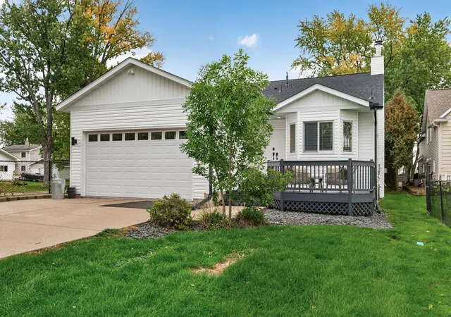 Photo 4 of Single family home for sale at 1055 N Shore Dr, Forest Lake, MN 55025 | MLS# 7157946 | Listing updated on 2026-10-10