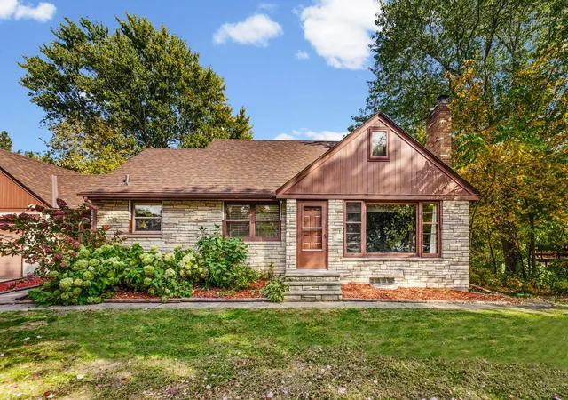Photo 1 of Single family home for sale at 609 Silver Lake Rd Nw, Saint Paul, MN 55112 | MLS# 7157947 | Listing updated on 2026-10-23