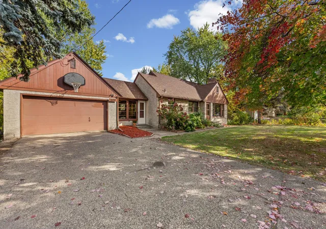 Photo 3 of Single family home for sale at 609 Silver Lake Rd Nw, Saint Paul, MN 55112 | MLS# 7157947 | Listing updated on 2026-10-23